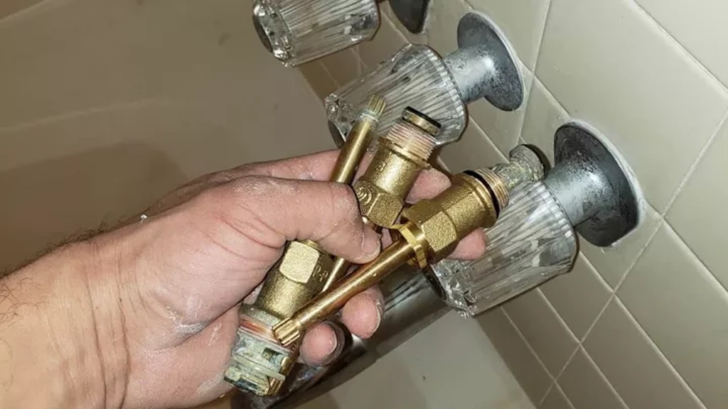 How to Stop a Leaky Bathtub Faucet
