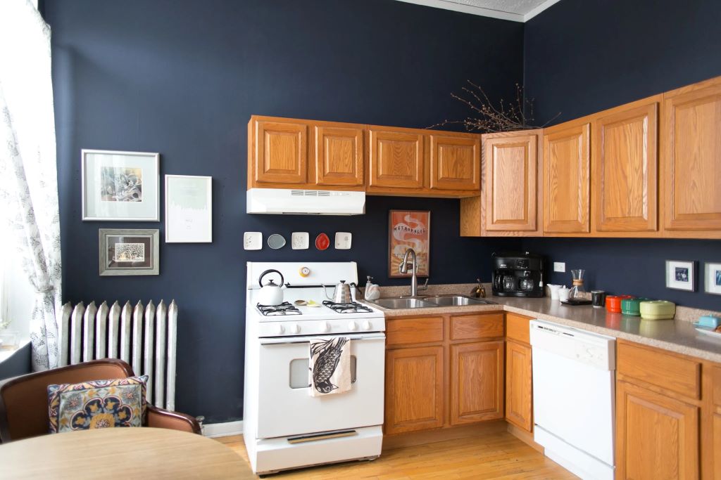 What color walls look good with oak cabinets?
